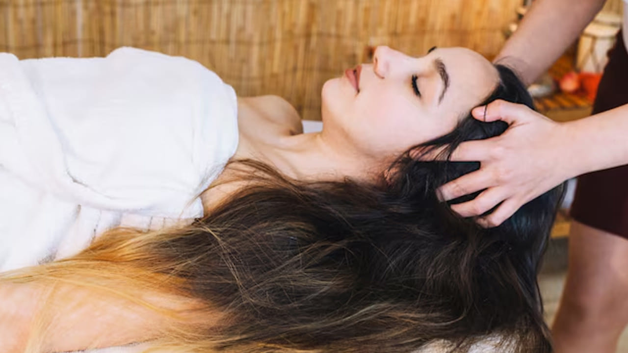 అప్లై చేసే పద్ధతి: ముందుగా జుట్టులో చిక్కులు లేకుండా దువ్వుకోవాలి. ఇప్పుడు తయారు చేసుకున్న మిశ్రమాన్ని జుట్టు కుదుళ్ల నుండి చివరల వరకు సమానంగా పట్టించాలి. మాడుకు (Scalp) మృదువుగా మసాజ్ చేయాలి. సాధ్యమైతే ఒక టవల్ను గోరువెచ్చని నీటిలో ముంచి జుట్టుకు చుట్టండి. దీనివల్ల పోషకాలు లోపలి వరకు వెళ్తాయి. 30 నిమిషాల తర్వాత చల్లటి లేదా గోరువెచ్చని నీటితో, కెమికల్స్ తక్కువగా ఉన్న షాంపూతో జుట్టును కడిగేయాలి.