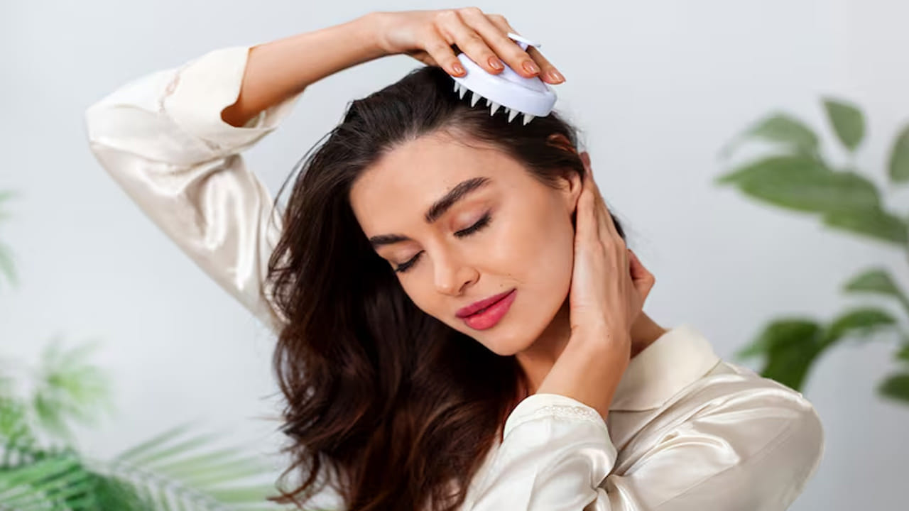 ఈ హెయిర్ స్పా వల్ల జుట్టు గడ్డిలా తయారవ్వకుండా (Frizzy hair) మెత్తగా మారుతుంది. పెరుగు జుట్టుకు సహజమైన షైనింగ్ ఇస్తుంది. కుదుళ్లు శుభ్రపడటం వల్ల జుట్టు ఆరోగ్యంగా పెరుగుతుంది. పార్లర్లో రూ. 1000-2000 అయ్యే స్పాను కేవలం రూ. 10 లోపే పూర్తి చేయవచ్చు.