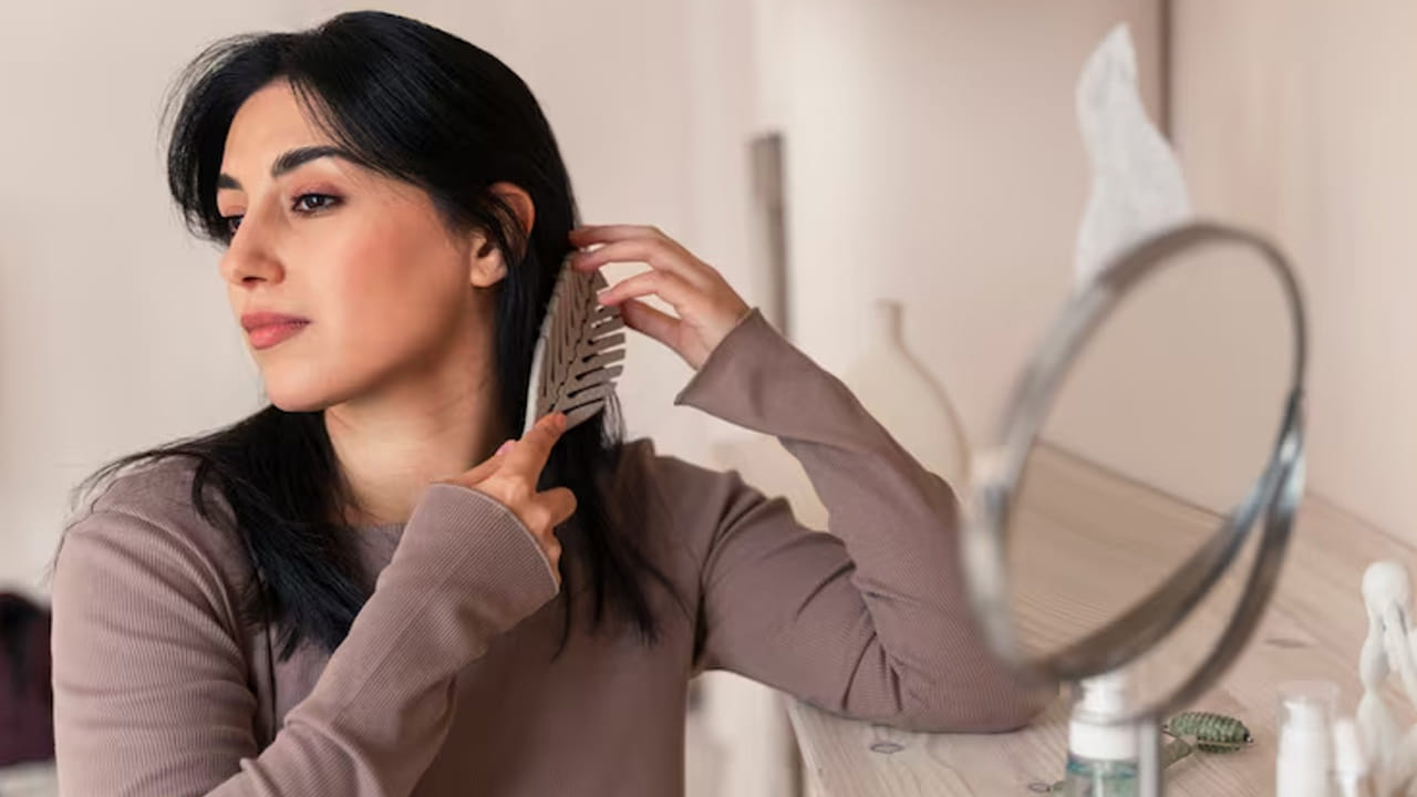 పెరుగులో ఉండే లాక్టిక్ యాసిడ్ జుట్టును శుభ్రపరచడమే కాకుండా సహజమైన కండిషనర్గా పనిచేస్తుంది. తేనె జుట్టుకు కావాల్సిన తేమను అందించి మెరుపును ఇస్తుంది. ఇది కెమికల్స్ లేని సహజ సిద్ధమైన పద్ధతి కాబట్టి జుట్టు రాలడం తగ్గి, దృఢంగా మారుతుంది. వారానికి ఒకసారి ఈ చిట్కా పాటిస్తే మీ జుట్టు ఆరోగ్యంగా ఉంటుంది.