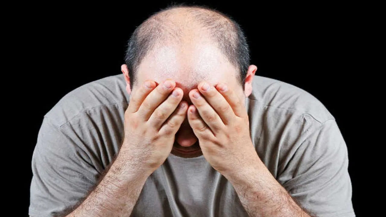 బాగా చదువుకుని, నగరాల్లో నివసించే పురుషులలోనే ఈ సమస్య ఎక్కువగా కనిపిస్తోందని నిపుణులు చెబుతున్నారు. పని ఒత్తిడి వల్ల నిద్రలేమి, అధికంగా టీ, కాఫీలు సేవించడం వల్ల ఒత్తడి సమస్యలు వస్తున్నాయి.
ఫైబర్ లేని ఆహారం తీసుకోవడం వల్ల మలబద్ధకం ఏర్పడుతున్నాయి. కేవలం నూనెలు, షాంపూలు మారిస్తే జుట్టు పెరుగుతుందని అనుకోవడం ఒక అపోహ మాత్రమేనని నిపుణులు చెబుతున్నారు.
