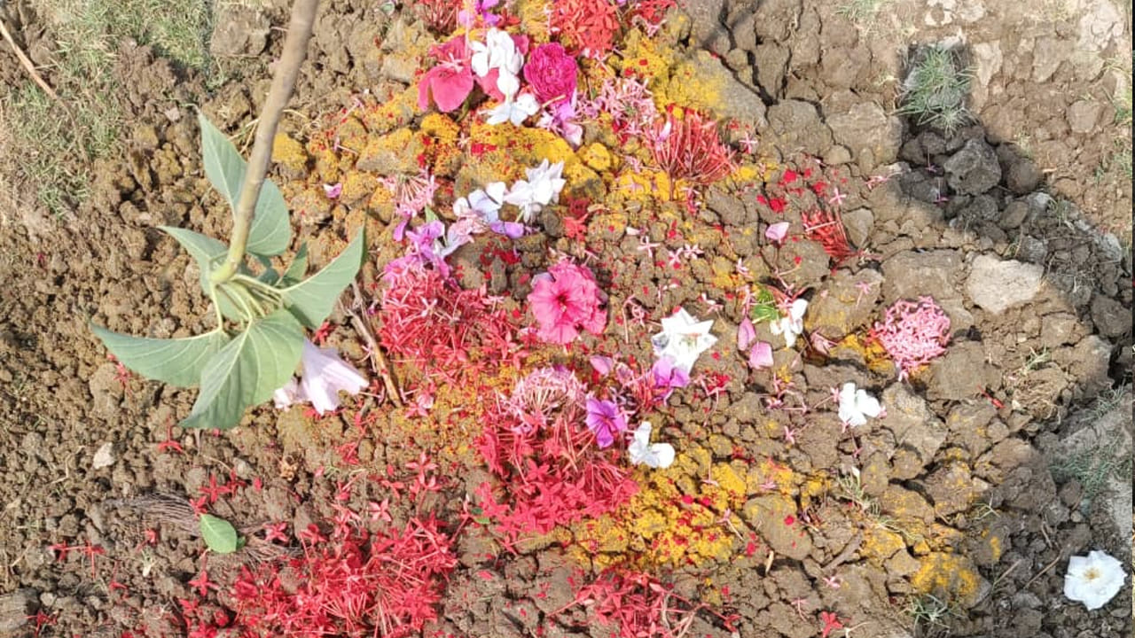 దీంతో కుక్క ఇన్ని రోజులు తమ కుటుంబ సభ్యుల్లానే ఉండటంతో దాని అంత్యక్రియలు కూడా శాస్త్రోక్తంగా జరపాలని నిర్ణయించారు,  ఉప సర్పంచ్ రామ్ మోహన్ ఆధ్వర్యంలో గ్రామస్తులు అందరూ కలిసి ఆ కుక్కకు గౌరవప్రదంగా అంత్యక్రియలు నిర్వహించారు.