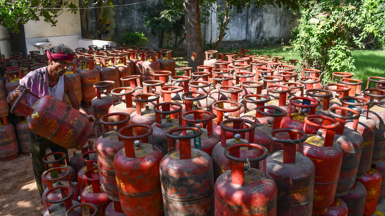 Gas Cylinder: గ్యాస్ కొరత క్రమంలో బిగ్ డెసిషన్.. ఇకపై 10 కిలోల గ్యాస్ సిలిండర్.. ! తక్కువ ధరకే..