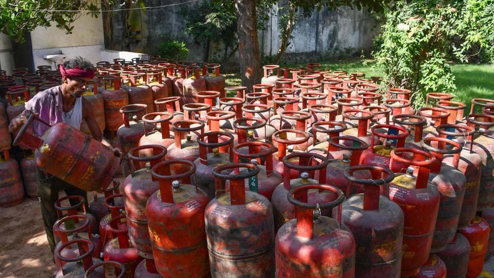 Gas Cylinder: గ్యాస్ కొరత క్రమంలో బిగ్ డెసిషన్.. ఇకపై 10 కిలోల గ్యాస్ సిలిండర్.. ! తక్కువ ధరకే..