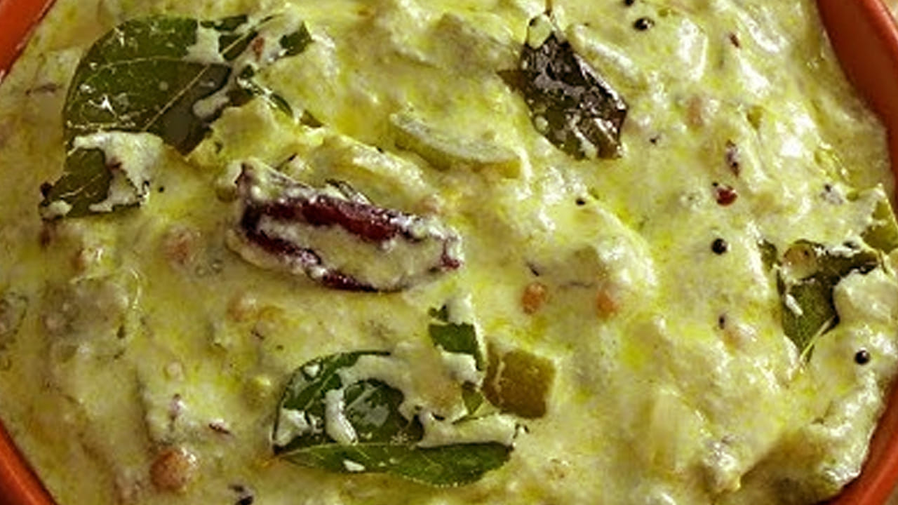 నాలుగు కప్పులు పెరుగును ఒక గిన్నెలోకి తీసుకుని, దానిలో ఒక గ్లాస్ నీళ్ళు పోసి మజ్జిగలా చేసుకోవాలి, దానిలో మిక్సీలో పట్టిన మసాలా పేస్ట్, కొద్దిగా పసుపు, రుచికి సరిపడా ఉప్పు వేసి మిక్స్ అయ్యేలా కలుపుకోవాలి.