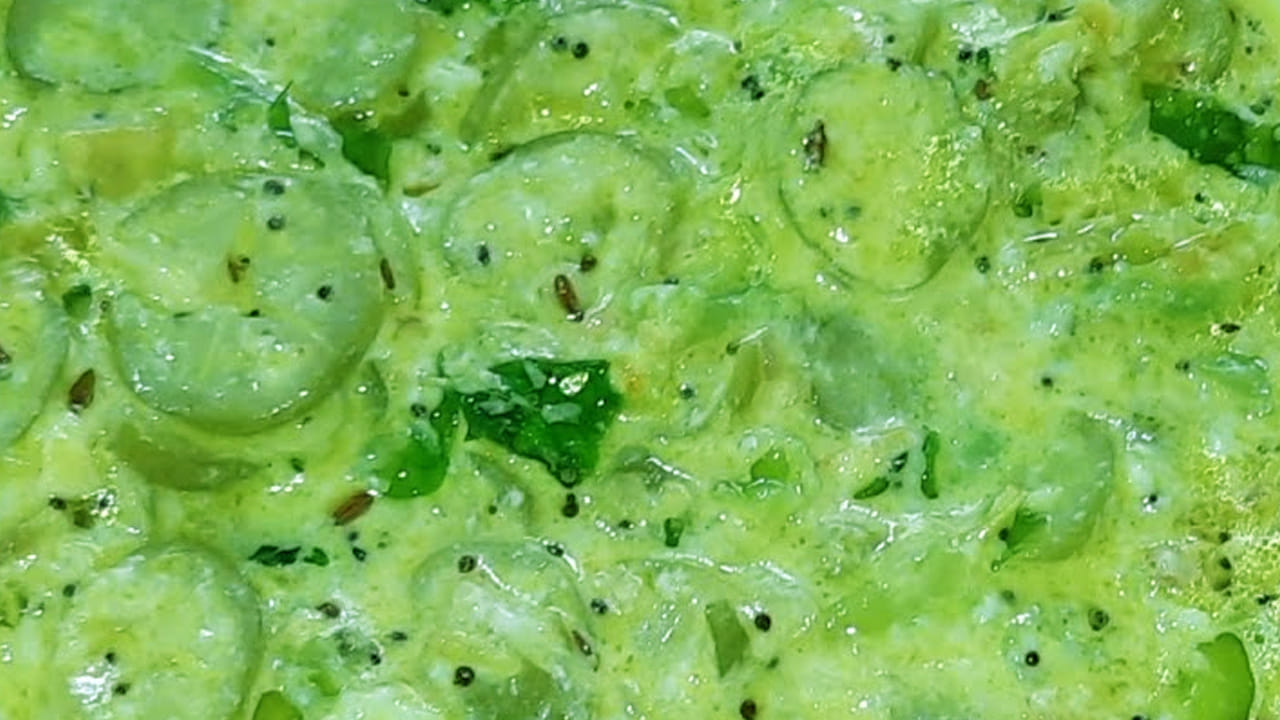 ఈ పెరుగును తీసుకుని దొండకాయలున్న పెనంలో పోసి మీడియం మంట పై తక్కువ ఫ్లేమ్ తో పది నిముషాలు పాటు స్టవ్ మీదే ఉడికించి ముక్కలకు పెరుగు పట్టే వరకు అలాగే వేయించండి.