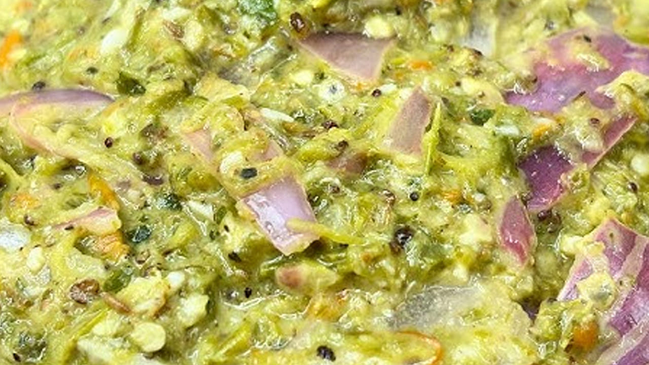 తాలింపు పెట్టుకోవాలి: చివర్లో కొద్దిగా 5 ఎండుమిర్చి ముక్కలు , కొద్దిగా ఇంగువ, అర టీ స్పూన్ ఆవాలు, అర టీ స్పూన్ జీలకర్ర, కరివేపాకు, కొత్తిమీర వేసి బాగా వేయించి ఈ మిశ్రమాన్ని దొండకాయ పెరుగు పచ్చడిలో వేసుకుంటే టేస్ట్ అదిరిపోతోంది. వేసవి కాలంలో అయితే ఇది సూపర్ అండ్ బెస్ట్ రెసిపీ.