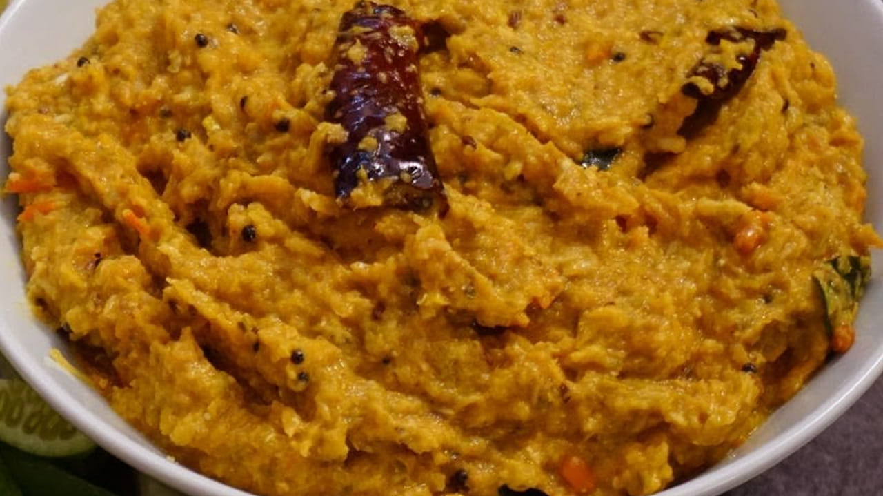 
ముందుగా స్టవ్ వెలిగించి పాన్‌లో ఆయిల్ వేసి అది వేడయ్యాక దొండకాయ ముక్కలు, కట్ చేసిన పచ్చిమిర్చి, టమాటోలు వేసి అవి మెత్తగా అయ్యే వరకువరకు బాగా వేయించాలి. 