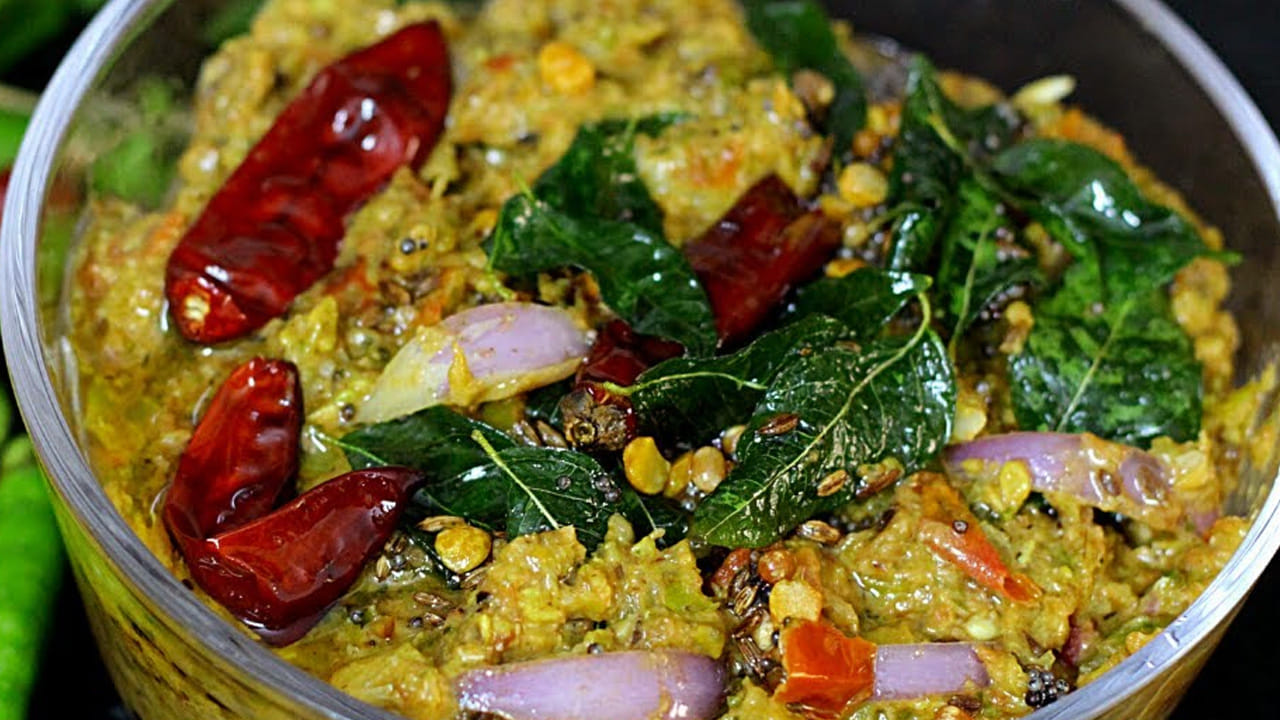 వాటిని ఒక గిన్నెలోకి తీసుకుని రోటిలో ఒక్కోటిగా వేసి దంచుకుంటూ వాటిలో కొద్దిగా చింతపండు, మీరు తినేదానిని బట్టి ఉప్పు వేసి,  అలాగే వీటిలో పల్లీలు, నాలుగు వెల్లుల్లి రెబ్బలు కూడా వేసి రోట్లో మెత్తగా రుబ్బుకోవాలి. 
