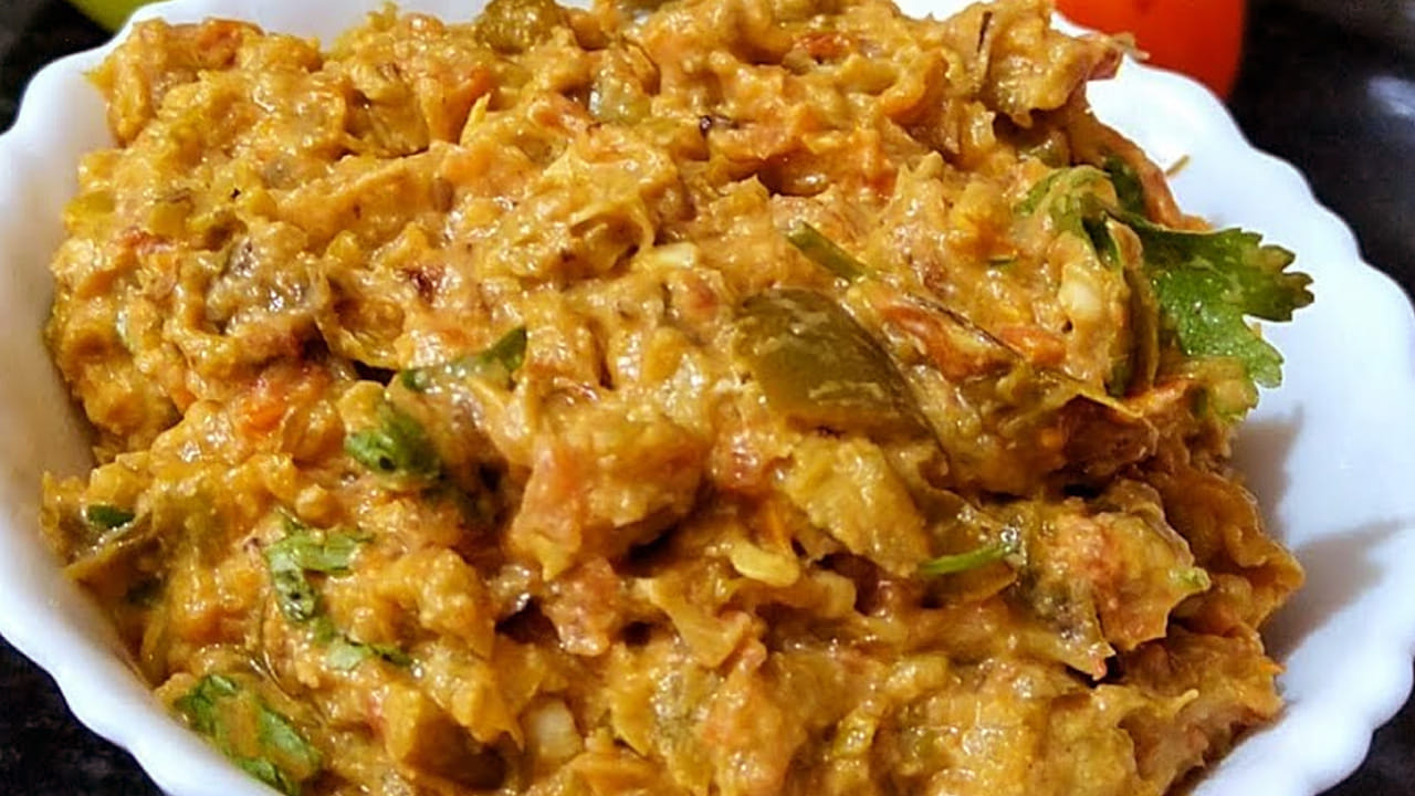 ఇలా రుబ్బిన మిశ్రమాన్ని ఒక గిన్నెలోకి తీసుకుని పోపు పెట్టుకోవాలి. మళ్ళీ ఇంకోసారి పాన్ పెట్టి తాలింపు గింజలు, కరివేపాకు ఆకులు , ఎండుమిర్చి , కొత్తిమీర వేసి దీనిలో బాగా కలుపుకోవాలి. అంతే, వేడి వేడి దొండకాయ టమోటా రోటీ పచ్చడి

