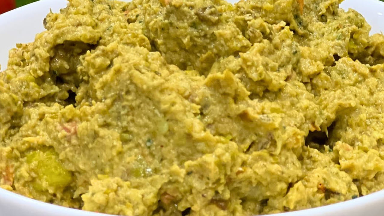 కావాల్సిన పదార్దాలు: ఒక కప్పు దొండకాయ ముక్కలు, 4 టమాటాలు, 100 గ్రాములు పచ్చిమిర్చి, నిమ్మకాయంత చింతపండు, 4 వెల్లుల్లి , ఒక కప్పు పల్లీలు, ఉప్పు, పసుపు, తాలింపు గింజలు, ఎండు మిర్చి, కొత్తిమీర, నూనెను తీసుకోవాలి. 
