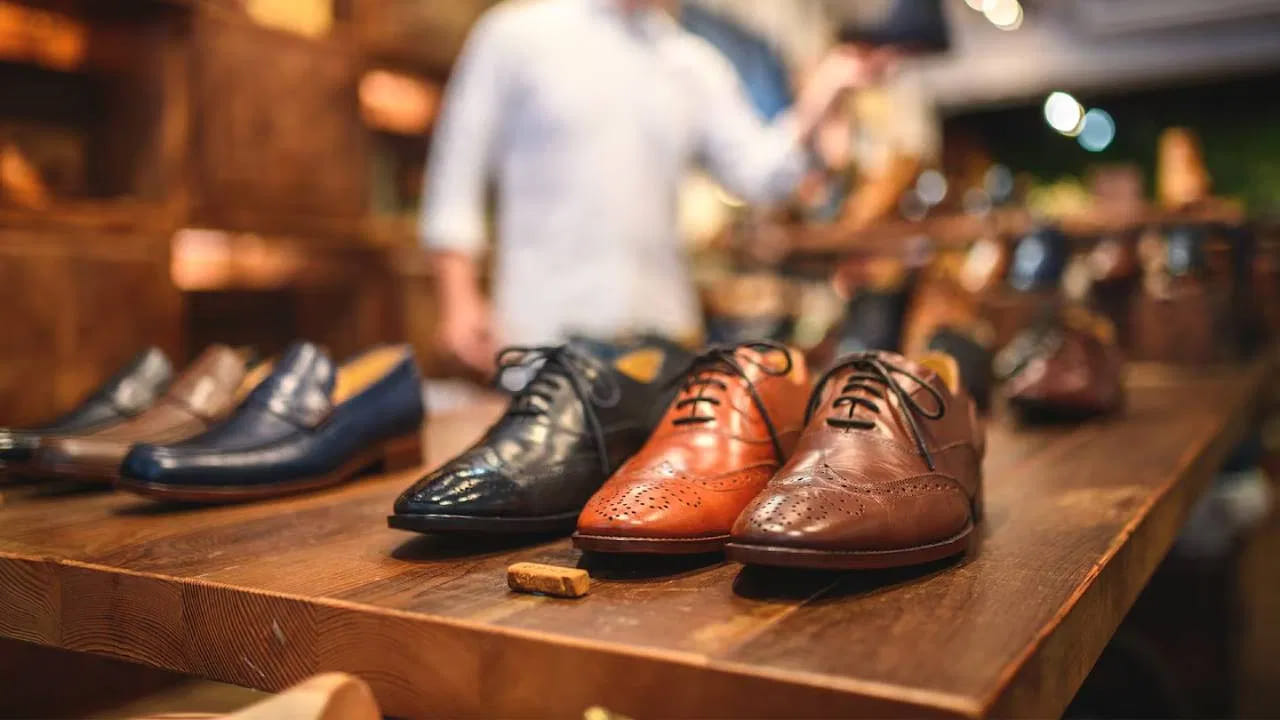 పొరపాటున కూడా ఈ రోజుల్లో బూట్లు కొనొద్దు.. ఈ తప్పులు చేస్తే కష్టాలు తప్పవు..