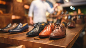 పొరపాటున కూడా ఈ రోజుల్లో బూట్లు కొనొద్దు.. ఈ తప్పులు చేస్తే..