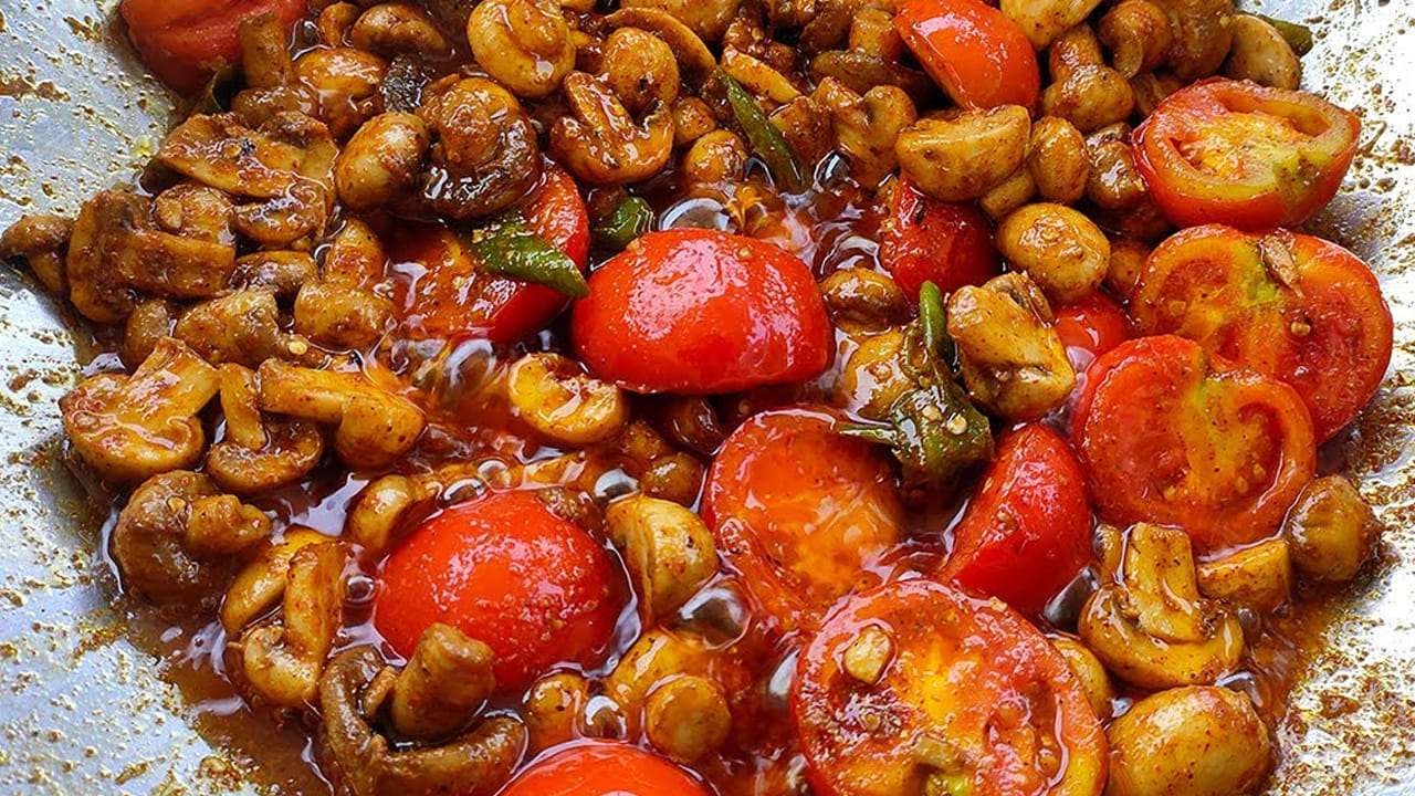 ముందుగా  దోసకాయను తీసుకుని నీటిలో శుభ్ర పరచి, వాటిని ముక్కలుగా చేసి, పచ్చిమిర్చి వేసి, ఒక గ్లాస్ నీళ్లు పోసి వాటిని బాగా ఉడికించి పక్కన పెట్టుకోవాలి. 