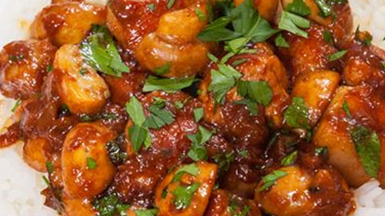 ఇప్పుడు గ్యాస్ వెలిగించి పాన్‌లో నూనె వేసి తాలింపు గింజలు కూడా బాగా వేయించుకోవాలి. ఆ తర్వాత కట్ చేసి పెట్టుకున్న ఉల్లిపాయలు , ఒక టీ స్పూన్ అల్లం-వెల్లుల్లి పేస్ట్ వేసి బంగారు రంగులోకి మారే వరకు బాగా వేయించుకోవాలి. 