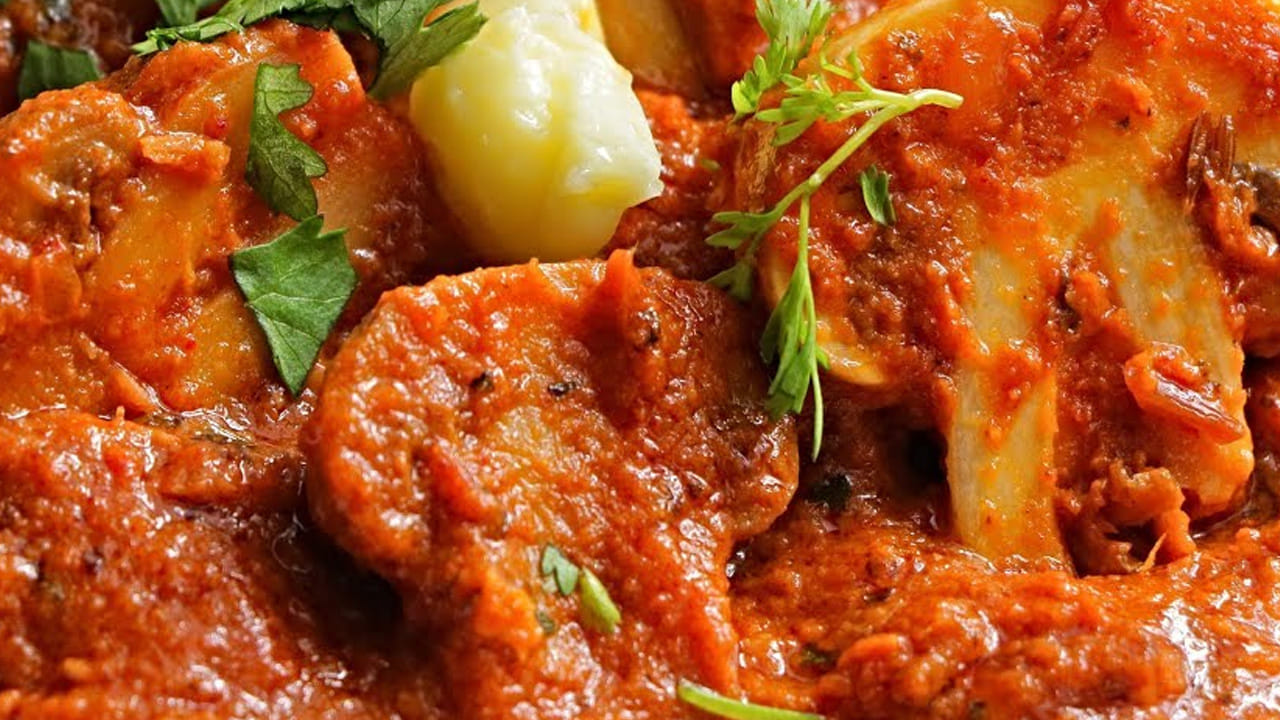 ఇక ఇప్పుడు కడిగి శుభ్రం చేసి పెట్టుకున్న పుట్టగొడుగులను ఒక పాత్రలో వేసి కొద్దిగా పసుపు, రుచికి తగినంత ఉప్పు వేసి వాటిని బాగా ఉడకనివ్వాలి. నీరు మొత్తం బయటకు వచ్చే దాకా అలాగే ఉడకనివ్వండి.