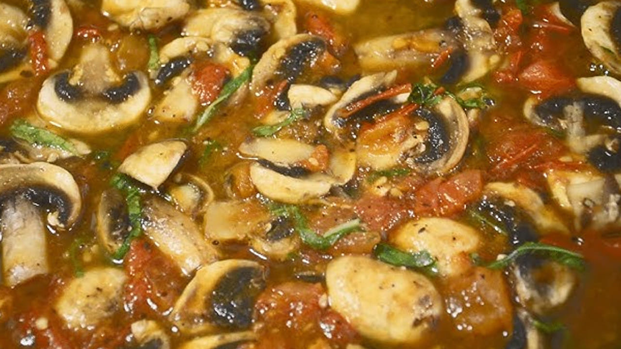 పుట్టగొడుగులు బాగా ఉడికిన తర్వాత ఒక టేబుల్ స్పూన్  కారం, ముందుగా సిద్ధం చేసిన పెట్టుకున్న దోసకాయ ముక్కలు, మసాలా పొడులు వేసి మిక్స్ అయ్యేలా కలుపుకోండి. ఆ తర్వాత రెండు గ్లాస్ లు నీళ్లు పోసి 5  నిమిషాల స్టవ్ మీదే ఉంచి ఉడికించండి. దించే ముందు కొత్తిమీర వేసి అన్నంలో వేసుకుని తినడమే.
