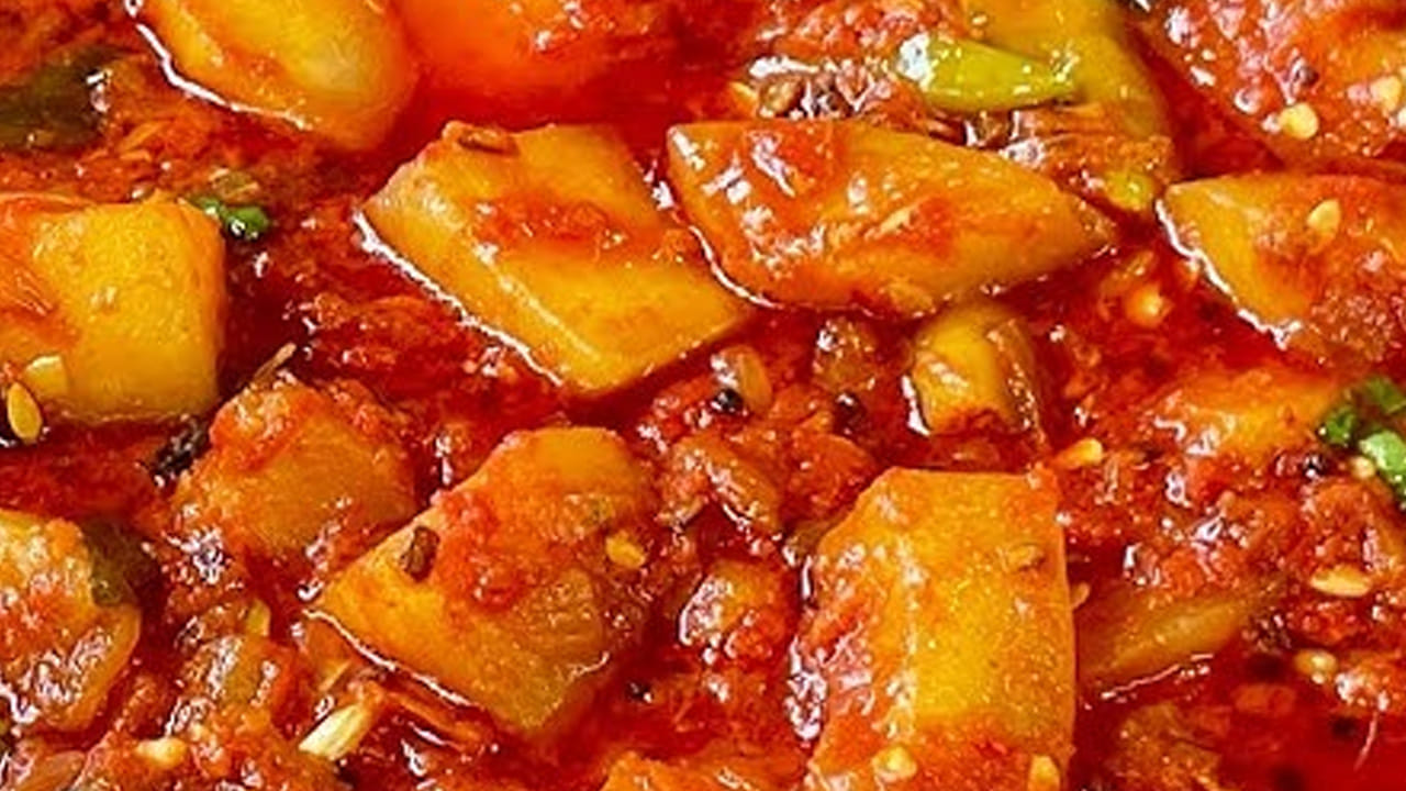 కావాల్సిన పదార్ధాలు : పావుకిలో మష్రూమ్స్ , రెండు కప్పులు దోసకాయ ముక్కలు , ఒక పెద్ద ఉల్లిపాయ,  6 పచ్చిమిర్చి, పసుపు, రుచికి తగినంత ఉప్పు, పోపు గింజలు, అర టీ స్పూన్ ఆవాలు, అర టీ స్పూన్ జీలకర్ర,  ఎండుమిర్చి, ఒక టేబుల్ స్పూన్ అల్లం-వెల్లుల్లి పేస్ట్, ఒక టీ స్పూన్ కారం, ఒక చిన్న గ్లాస్ నూనెను తీసుకోవాలి.
