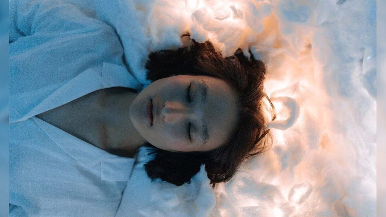 కలలో రక్తం కనిపిస్తే కొన్ని సార్లు ఇది ఆకస్మిక ధన లాభాన్ని సూచిస్తుంది. మీ సంపద పెరగడం కానీ, అనుకోకుండా మీ ఆదాయం రెట్టింపు అవ్వడం, మొండి బాకీలు వసూలు అవ్వడం వంటివి జరుగుతాయంట. అంతే కాకుండా ఎవరికి అయితే రక్తం కలలో కనిపిస్తుందో వారు చేపట్టే పనుల్లో విజయం సాధిస్తారంట.