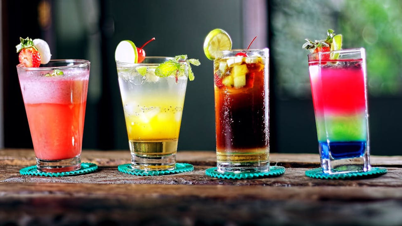 కూల్ డ్రింక్స్: కూల్ డ్రింక్స్ జుట్టు ఆరోగ్యాన్ని చాలానే దెబ్బతీస్తాయి. కాబట్టి, వీటిని ఎక్కువగా తాగకండి