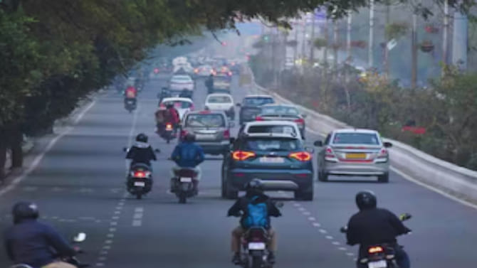 ORR వద్ద ఠంఛన్‌గా వెళ్తున్న కారు.. ఆపి చూడగా గుప్పుమన్న ఘాటు వాసన