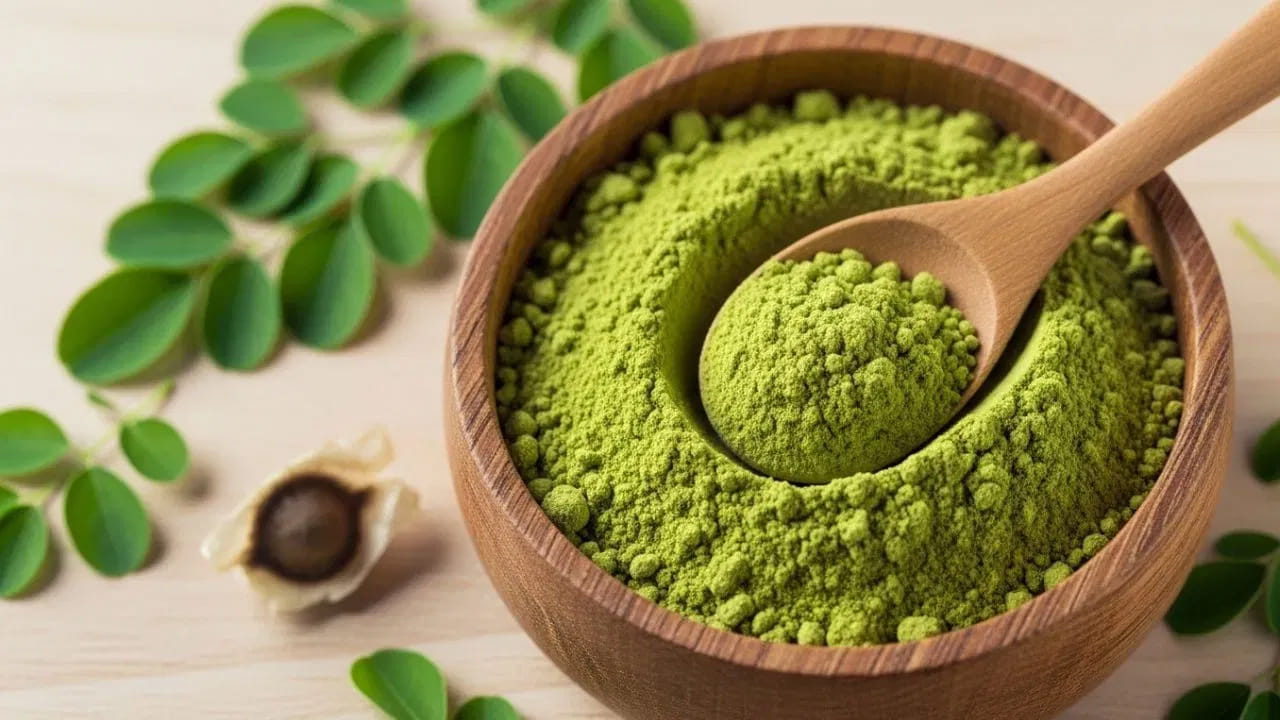 మునగ ఆకులను తీసుకోవడం వల్ల రక్తంలో చక్కెర స్థాయిలు నియంత్రించుకోవచ్చు. మునగ ఆకుల్లోని పోషకాలు శరీరాన్ని లోపలి నుండి పోషిస్తాయి. తద్వారా చర్మం, జుట్టు ఆరోగ్యం మెరుగుపడుతుంది.