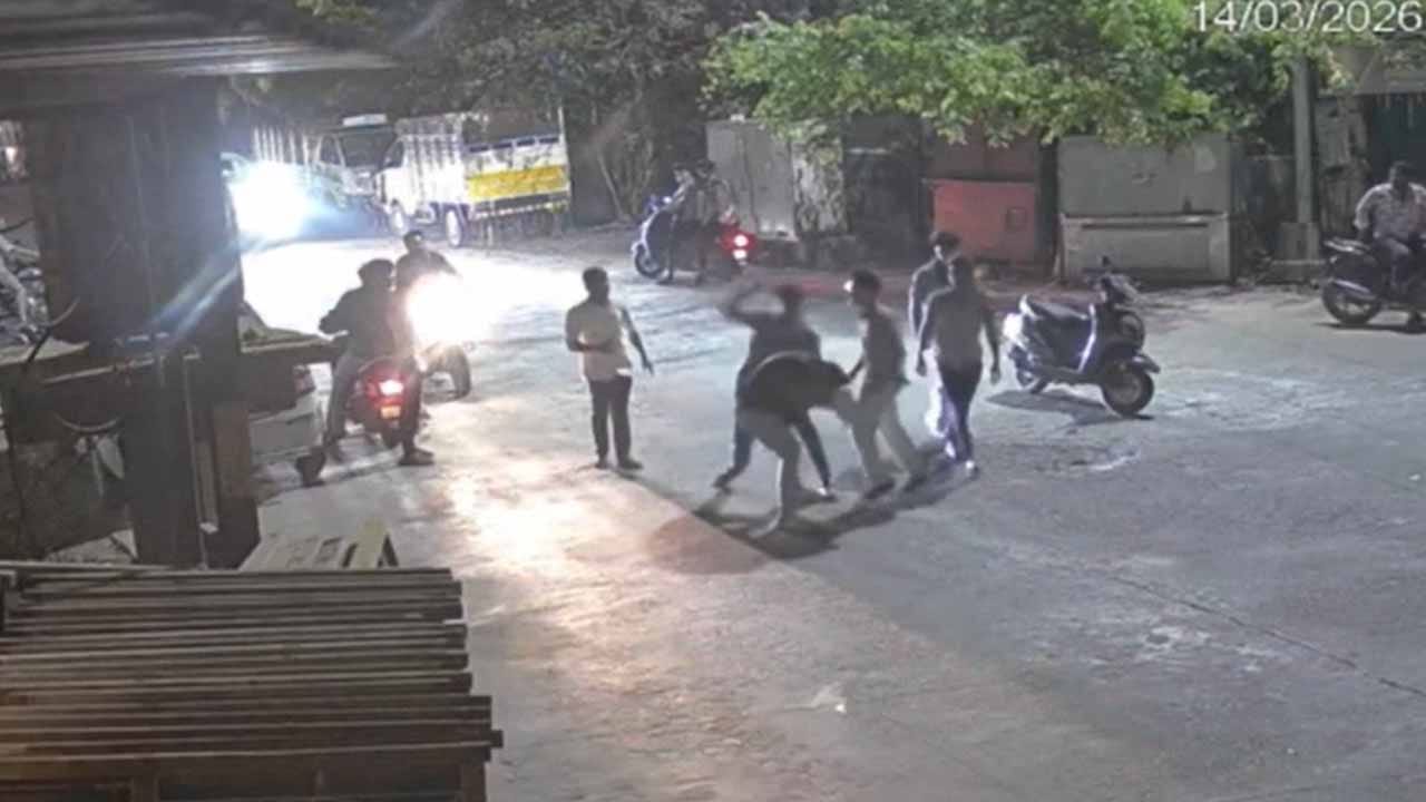 నడిరోడ్డుపై బైక్‌పై విన్యాసాలు వద్దన్న పాపానికి.. వాహనదారులపై రెచ్చిపోయిన పోకిరిలు..!