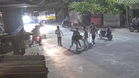 నడిరోడ్డుపై బరితెగించిన ఆకతాయిలు..!