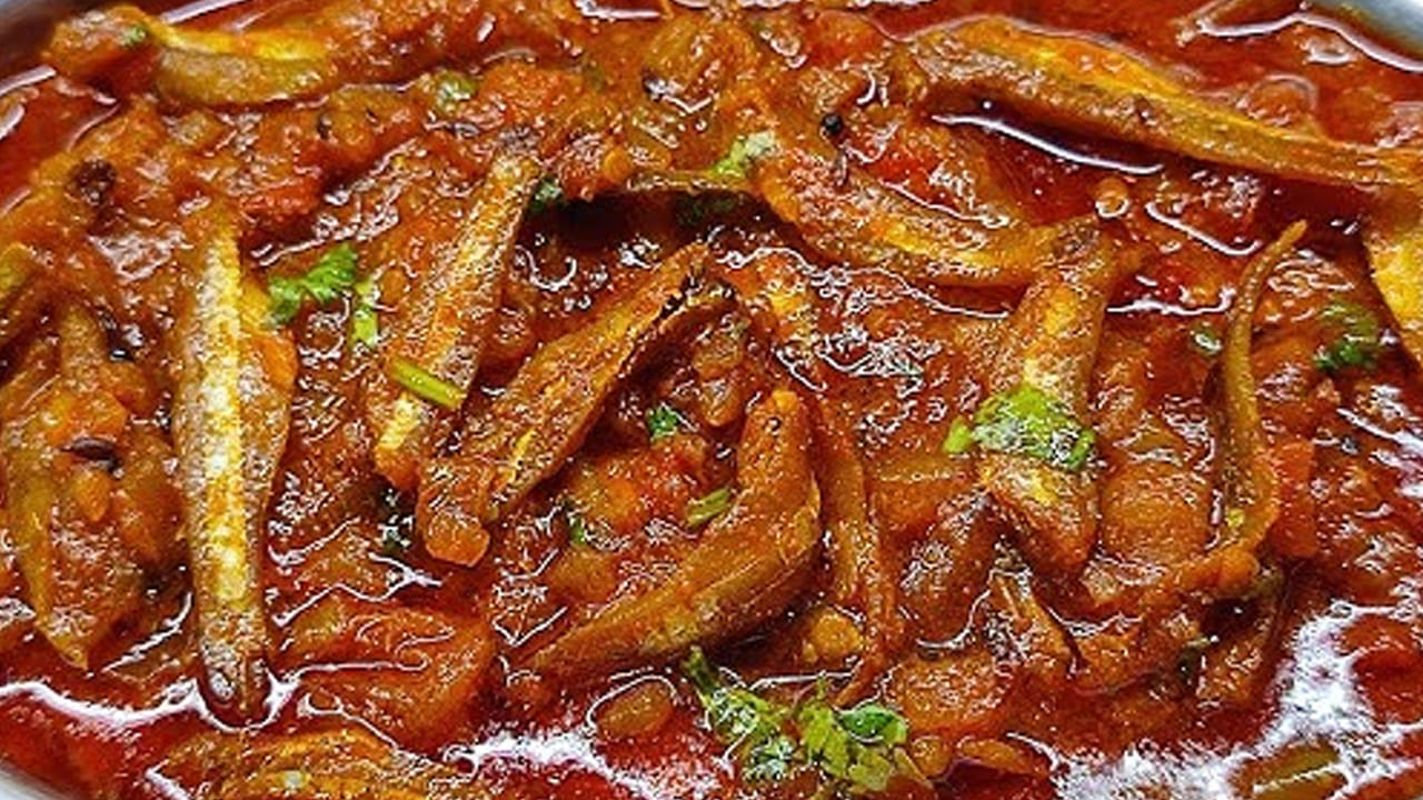 ముందుగా ఎండుచేపలను తీసుకుని వేడి నీటిలో నానబెట్టి, ఆ తర్వాత ఉప్పు నీటితో బాగా కడిగి క్లీన్ చేసి ఒక ప్లేట్ లోకి తీసుకోవాలి.