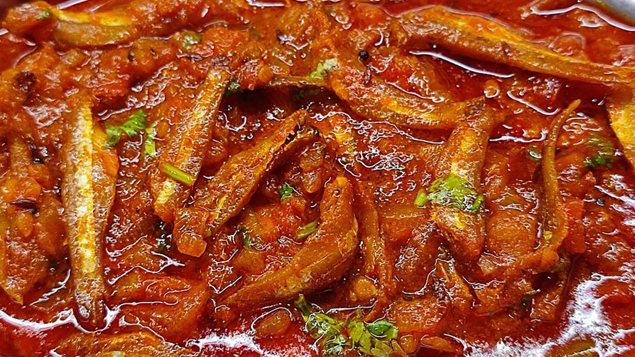 ముందుగా ఎండు చేపలను తీసుకుని బాగా కడిగి శుభ్రపరచుకోవాలి ఆ తర్వాత బంగారు రంగులోకి మారే వరకు వేయించి పక్కన పెట్టుకోవాలి.  ఆ తర్వాత వడియాలను కూడా  బాగా వేయించి పక్కన పెట్టుకోవాలి. 
