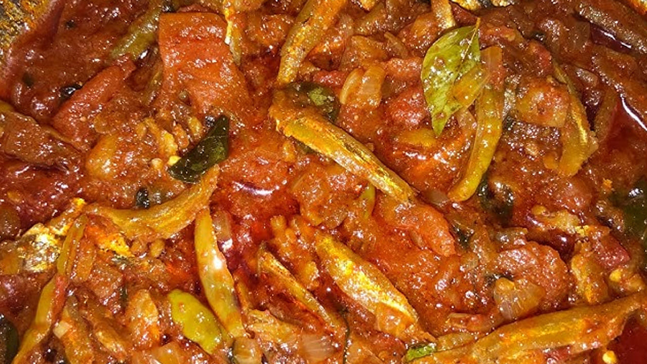  వేయించిన చేపలను, వడియాలను ఒక గిన్నెలోకి తీసుకుని పక్కన పెట్టుకోవాలి. ఇవి ఆరిపోయిన తర్వాత కూరలో వేసుకోవాలి.