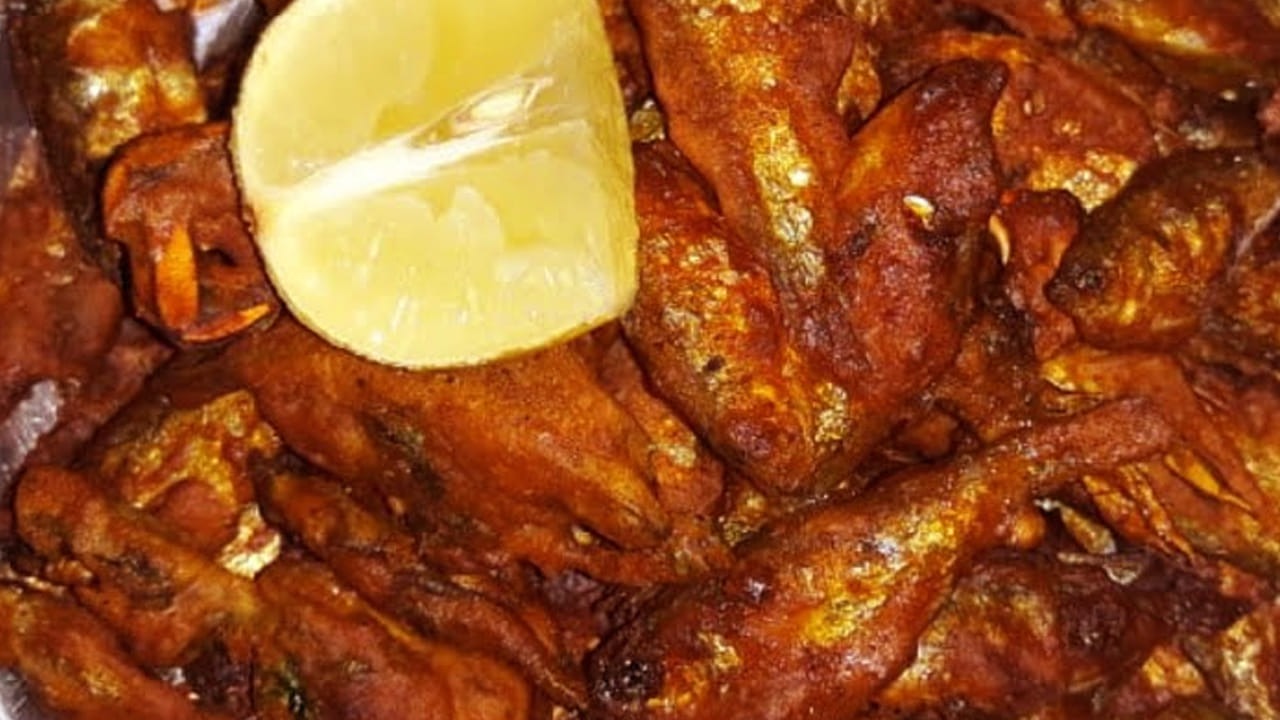 ముందుగా ఎండు చేపల ముక్కలను తీసుకుని వాటిని వేడి నీటితో శుభ్రపరచుకోవాలి. ఇలా చేస్తే వాసన మొత్తం పూర్తి పోతుంది. ఆ తర్వాత ఈ ముక్కలకు ఒక టేబుల్ స్పూన్ అల్లం-వెల్లుల్లి పేస్ట్, అర టీ స్పూన్ పసుపు, రుచికి సరిపడా ఉప్పు వేసి వాటిని బాగా ఉడికించాలి.