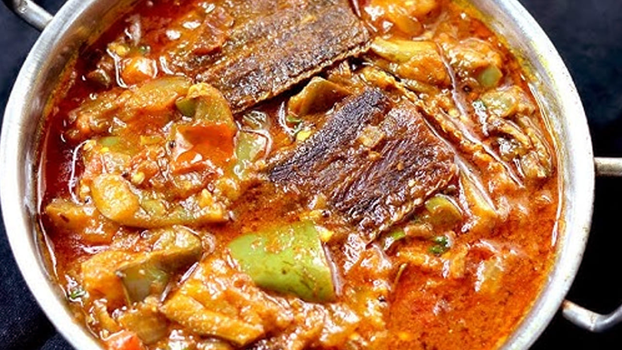 ఇక ఇప్పుడు అదే పాన్ లో కొద్దిగా నూనె వేసి ఆవాలు, అర టీ స్పూన్  జీలకర్ర, కరివేపాకు ఆకులు, ఉల్లిపాయ ముక్కలు, కట్ చేసిన పచ్చిమిర్చిని వేసి బాగా వేయించాలి.