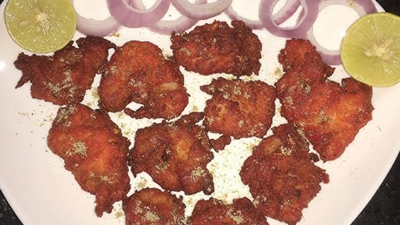 ఇప్పుడు  ఒక పాత్ర తీసుకునివాటిలో  ఎండు చేప ముక్కలు, శనగపిండి, కరివేపాకు , కొంచం నీళ్ళు పోసి   బాగా మిక్స్ అయ్యేలా కలుపుకోవాలి.  
