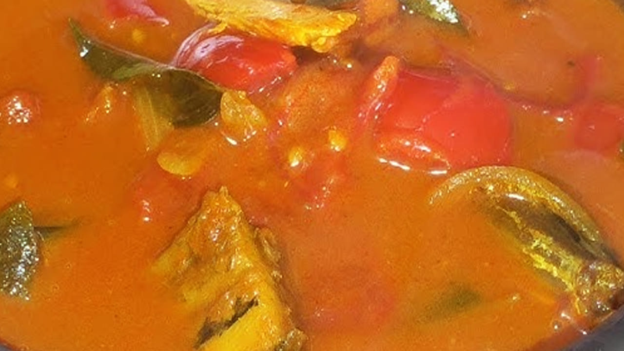 ముందుగా ఎండు చేపలను కడిగి శుభ్రం చేసుకుని వేడి నీటిలో 15  నిమిషాల పాటు బాగా నానబెట్టి, ఆ తర్వాత వాటిని ఐదు సార్లు శుభ్ర పరచాలి. 
