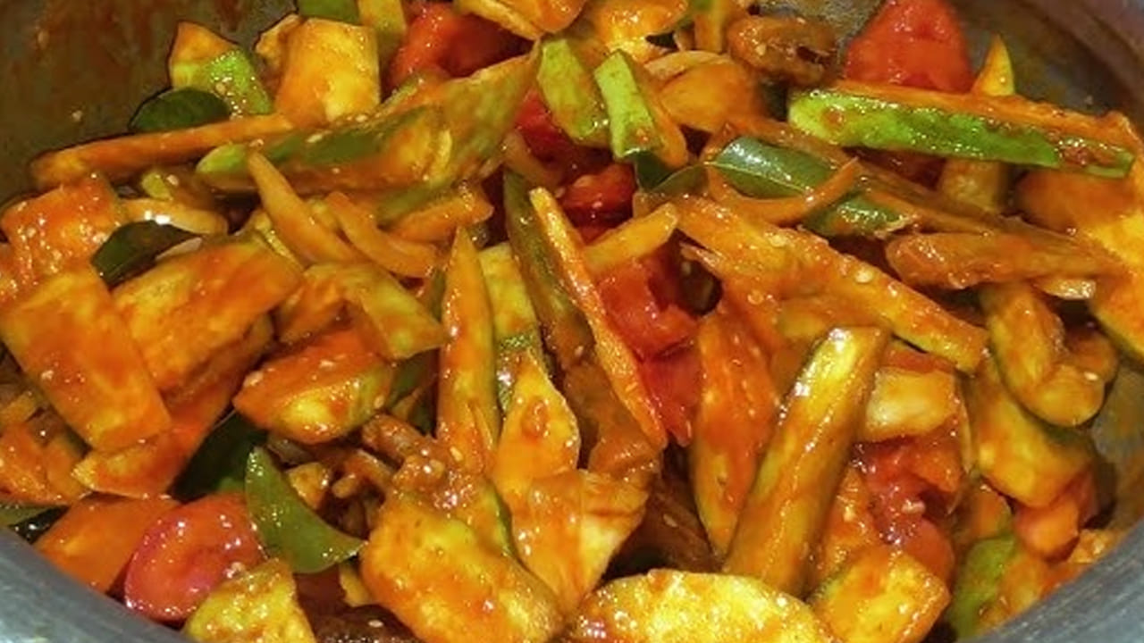 వంకాయ, బంగాళదుంప, పచ్చి మామిడి, 150 గ్రాముల ఎండు చేపలు, ధనియాల పొడి, మసాలా పొడి, ఉప్పు, కారం, నూనె, అల్లం వెల్లుల్లి పేస్ట్ ను తీసుకోవాలి. 