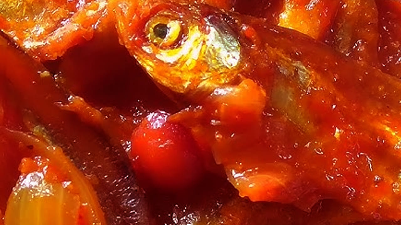 మొత్తం సిద్ధం చేసుకున్న తర్వాత స్టవ్ వెలిగించి పొయ్యి మీద పాన్ పెట్టి నూనె వేసి, పిండి పట్టించిన ఎండు చేప ముక్కలను తీసుకుని ఆయిల్లో వేసుకుని బంగారు కలర్ లోకి మారే వరకు బాగా వేయించుకోవాలి. 