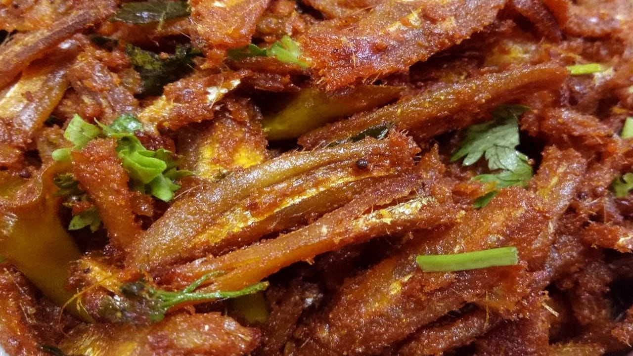 అదే పాన్ లో ఆయిల్ వేసి ఆవాలు, అర టీ స్పూన్ జీలకర్ర, కరివేపాకు ఆకులు , నాలుగు పచ్చిమిర్చి, ఉల్లిపాయ ముక్కలు వేసి బాగా వేయించుకోవాలి. 