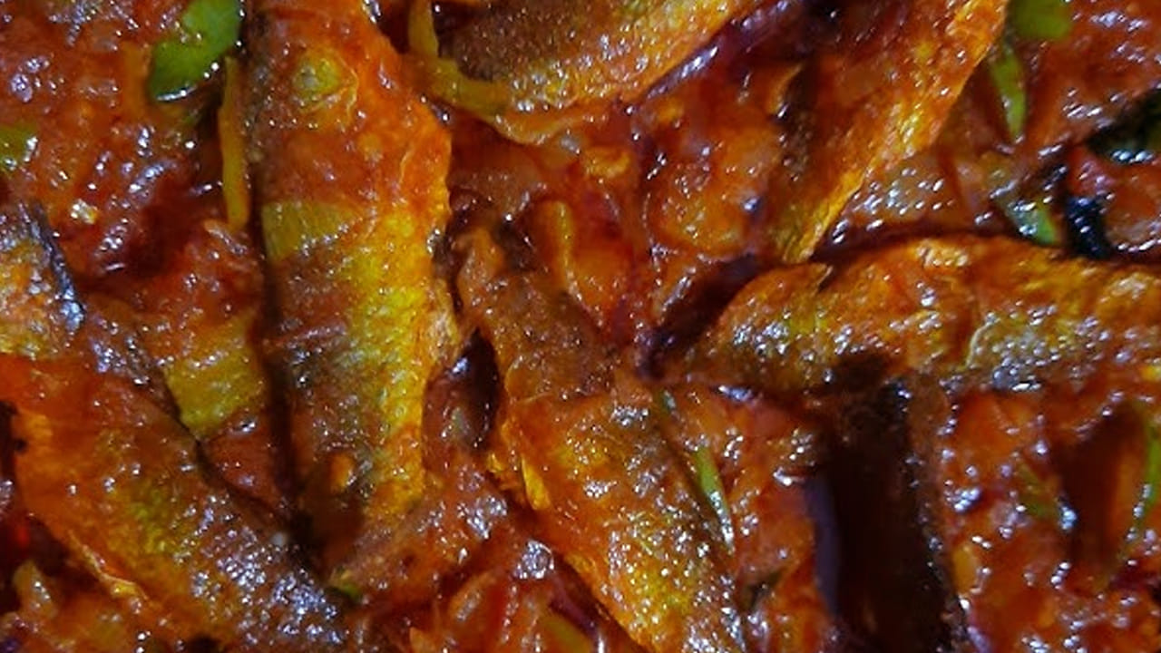 పాన్ లో ఆయిల్ వేసి అది వేడయ్యాక పోపు గింజలు ఉల్లిపాయలు ముక్కలు , పచ్చిమిర్చి ముక్కలు వేసి వాటిని బాగా వేయించాలి.