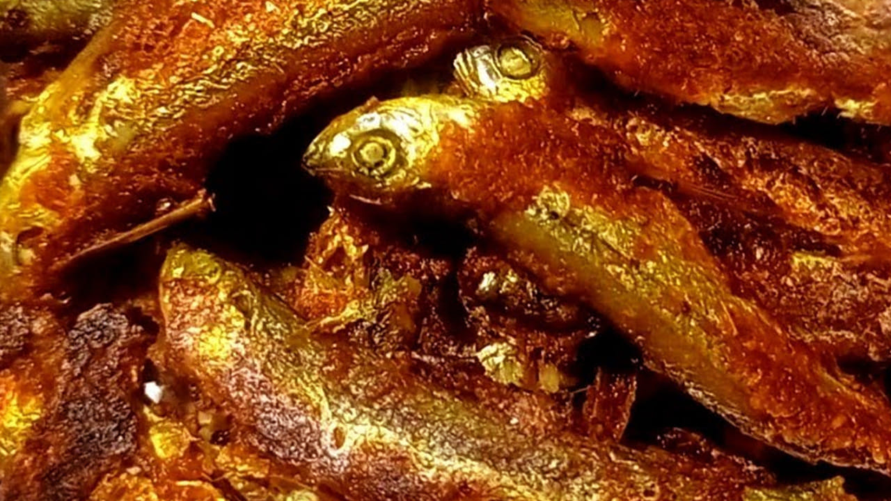 ఎండు చేపలు వేగిన తర్వాత ఒక టేబుల్ స్పూన్  అల్లం వెల్లుల్లి పేస్ట్, అర టీ స్పూన్ పసుపు, టమాటా ముక్కలు వేసి బాగా మగ్గనివ్వాలి. ఆ తర్వాత ఒక టేబుల్ స్పూన్ కారం, రుచికి సరిపడా ఉప్పు, ఒక  కప్పు చింతపండు పులుసు బాగా ఉడికించాలి.