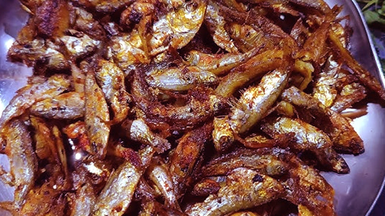  కూర గ్రేవీ లాగా మారిన తర్వాత దానిలో వేయించిన ఎండు చేపలు, గరం మసాలా పొడి వేసి స్టవ్ మీదే పది నిముషాలు ఉంచాలి. దించే ముందు కొత్తిమీర వేసి వేడి వేడి అన్నంలో తింటే రుచి అదిరిపోతోంది.