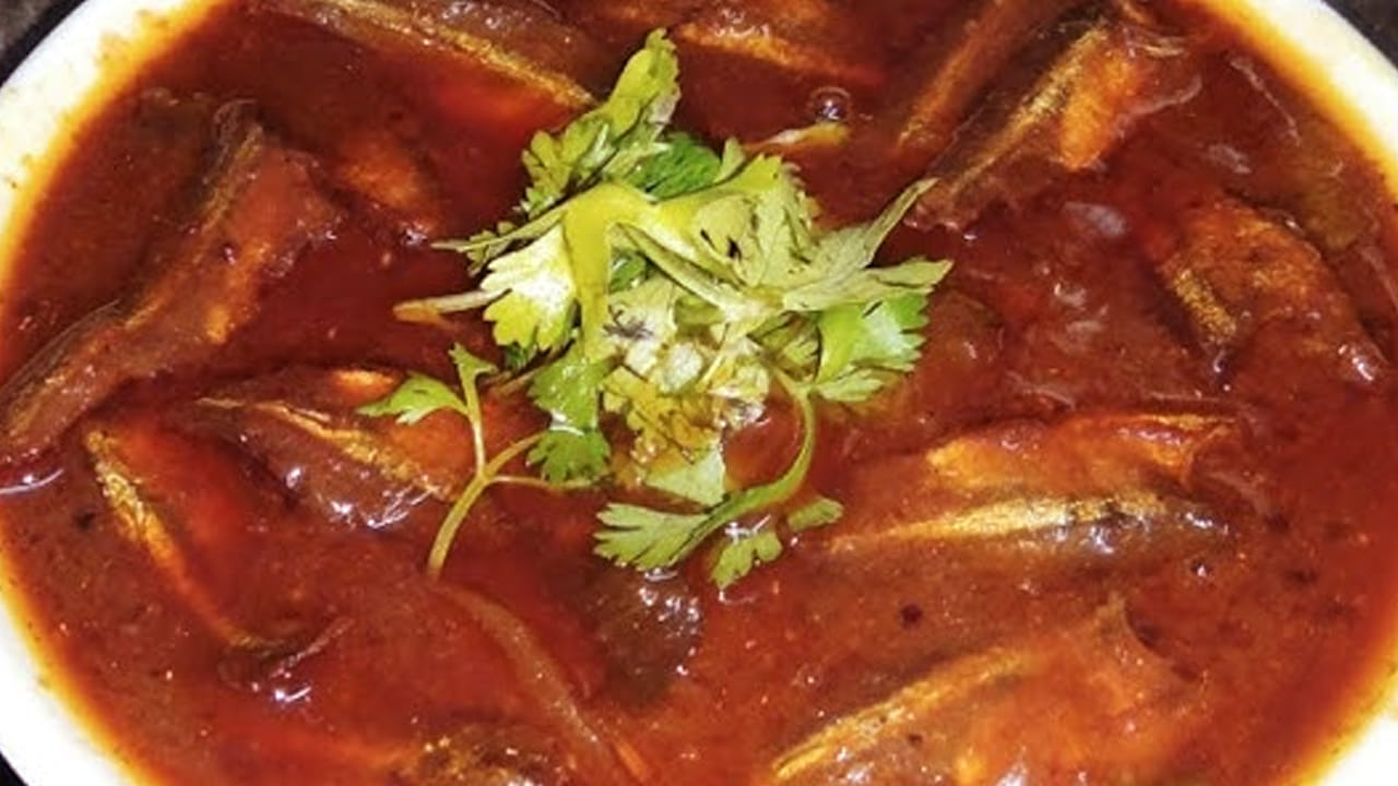 ముందుగా కడిగి పక్కన పెట్టుకున్న ఎండు చేపలను ఈ కూరగాయల మిశ్రమంలో వేసి  ఒక కప్పు చింతపండు పులుసు పోసి వేజిటేబుల్స్ ఉడికిన తర్వాత మసాలా పొడి, కొద్దిగా కొత్తిమీర వేసి దించేయండి. అంతే, వేడి వేడి పచ్చి కూరగాయలు ఎండు చేపలు రెడీ.