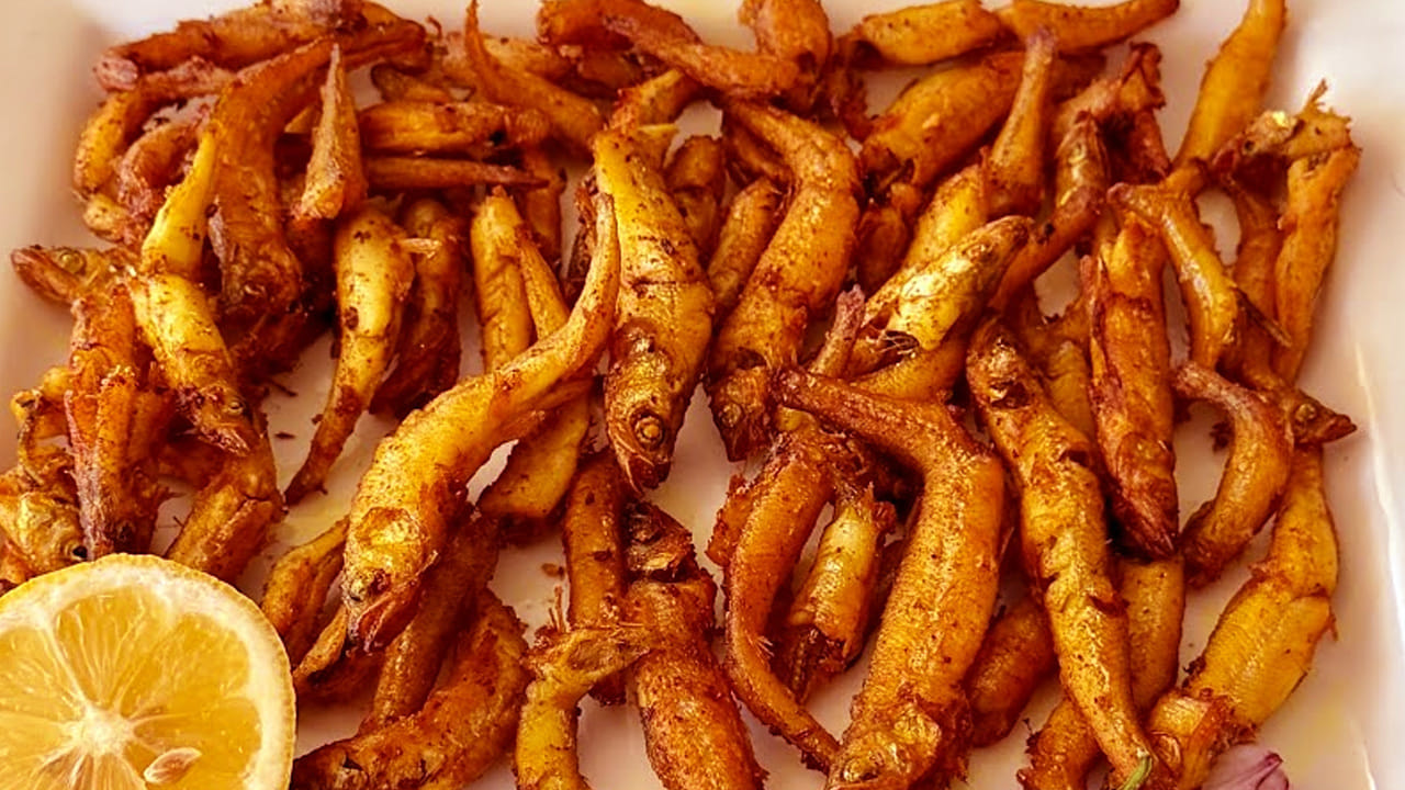 ఎండు చేపలను చాలా మందికి తినాలనే ఉంటుంది. కానీ ఇది తిందామంటే నీచు వాసన వస్తాయి. దాని వలన చాలా మంది తినకుండా ఆగిపోతారు. అయితే, మీరు వండేటప్పుడు ఈ బామ్మల కాలం నాటి చిట్కాలు ఫాలో అయితే, వాసన రాదు. కమ్మగా వండుకుని తింటారు.