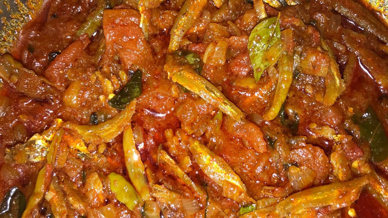 ఇప్పుడు  గ్యాస్ పొయ్యి వెలిగించి ఒక పాన్‌లో ఆయిల్ వేసి   కడిగి పెట్టుకున్న ఎండు చేపలను బాగా వేయించి పక్కన పెట్టుకోవాలి.
