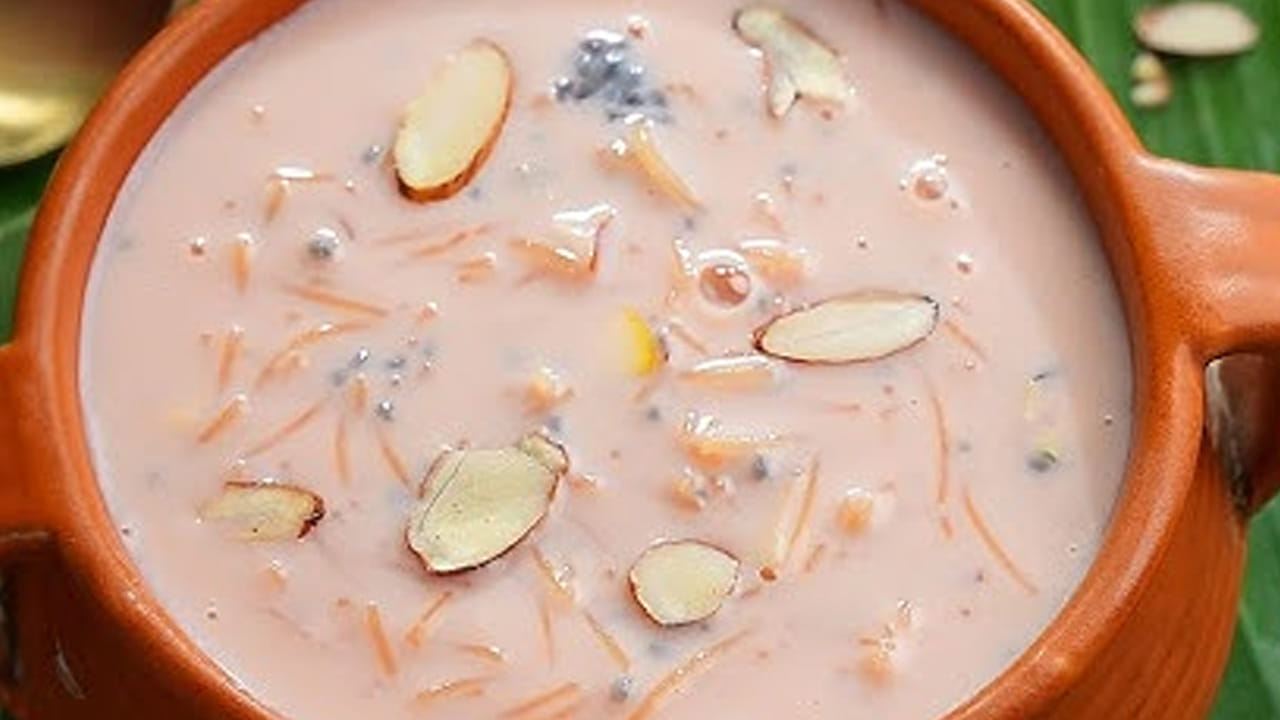 డ్రై ఫ్రూట్స్ పాయసం తయారీ విధానం: ముందుగా డ్రై ఫ్రూట్స్ మొత్తాన్ని పేస్ట్ లాగా చేసుకోవాలి. నానబెట్టిన  జీడిపప్పు, అంజీర్, 
బాదం, ఖర్జూరాలను  తీసుకుని మిక్సీలో వేసుకుని కొద్దిగా నీళ్ళు /పాలు వాటిలో పోసి మెత్తగా పేస్ట్ చేసుకుని ఒక గిన్నెలోకి తీసుకోవాలి. 
