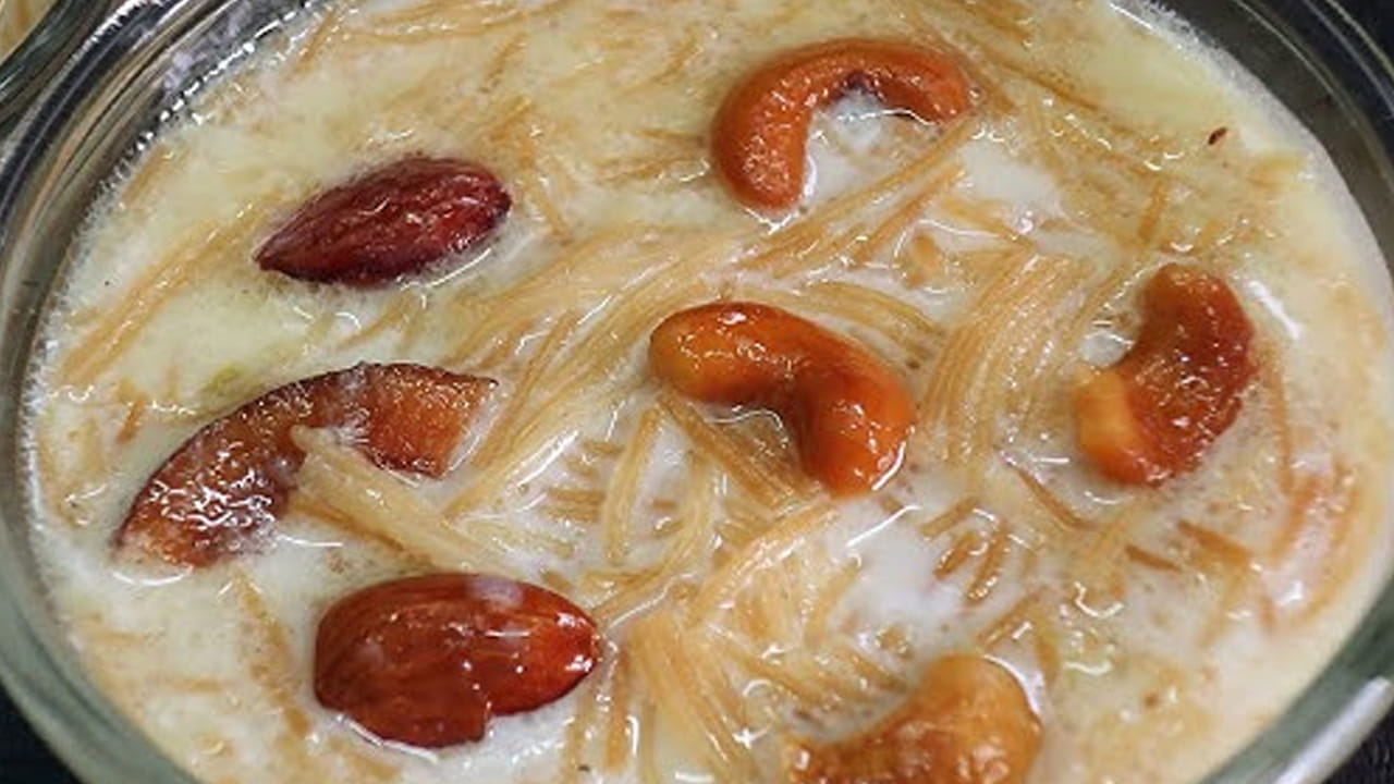 డ్రై ఫ్రూట్స్ ఉడికించడం: ఇక ఇప్పుడు అదే పాత్రలో ముందుగా సిద్ధం చేసి పెట్టుకున్న డ్రై ఫ్రూట్స్ పేస్ట్ వేసి 5 నిమిషాల పాటు బాగా    వేయించాలి.