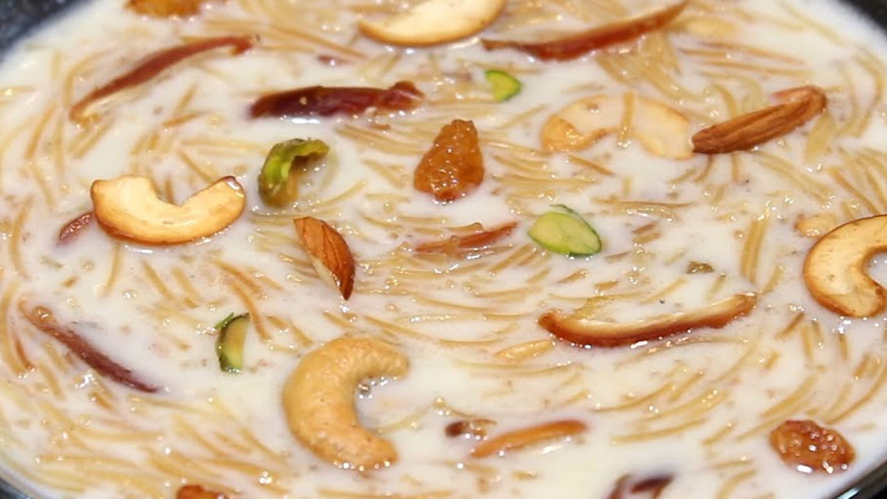 
ఇక ఇప్పుడు పాలను తీసుకుని దానిలో పోసి బాగా కలిపి, మీడియం మంట మీద 20 నిమిషాల పాటు చిక్కబడే వరకు స్టవ్ మీదే ఉంచి బాగా మరిగించాలి. ఆ తర్వాత  రుచికి సరిపడా చక్కెర లేదా బెల్లం, ఒక టీ స్పూన్ యాలకుల పొడి, ముందుగా వేయించిన డ్రై ఫ్రూట్స్ వేసి మరో 2 నిమిషాల పాటు ఉడికించి స్టవ్ ఆపేసి దించేయాలి. 
 