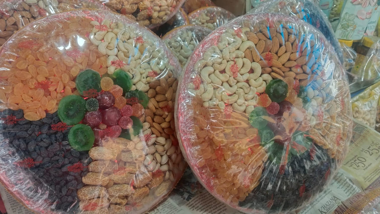 రంజాన్ మాసం కావటంతో డ్రై ఫ్రూట్స్ వినియోగం ఎక్కువగా ఉంటుంది. అదేవిదంగా నాన్ వెజ్ వంటలు, డ్రై ఫ్రూట్ జ్యూస్ రూపంలో నూ మనప్రాంతంలో ఎక్కువగా వినియోగిస్తున్నారు. ఈ నెలలో ఉగాది , శ్రీరామ నవమి పండుగలు ఎక్కువగా ఉండటం తో డ్రై ఫ్రూట్స్ వినియోగం ఎక్కువగా ఉంటుందని కొనుగోలుదారులు చెబుతున్నారు.