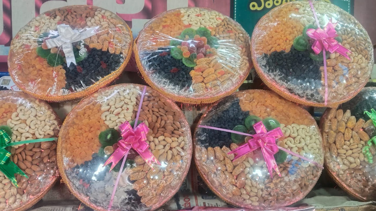 కేజీ 2000 ఉన్న పిస్తా ప్రస్తుతం 2200 అమ్ముతున్నారు. అదేవిధంగా కేజీ పిస్తా సాల్ట్ 1100 లో ఉన్న రేటు 200 పెంచి 1300కి అమ్ముతున్నారు. రూ. 150 ఉన్న ఖర్జూరం 200 లకు పెరిగింది. బాదం కేజీ 700 నుంచి 180 చేరుకుంది. అంజురా కేజీ వెయ్యి రూపాయలు ఉండగా అదనంగా మరో 100 పెంచి విక్రయిస్తున్నారు.