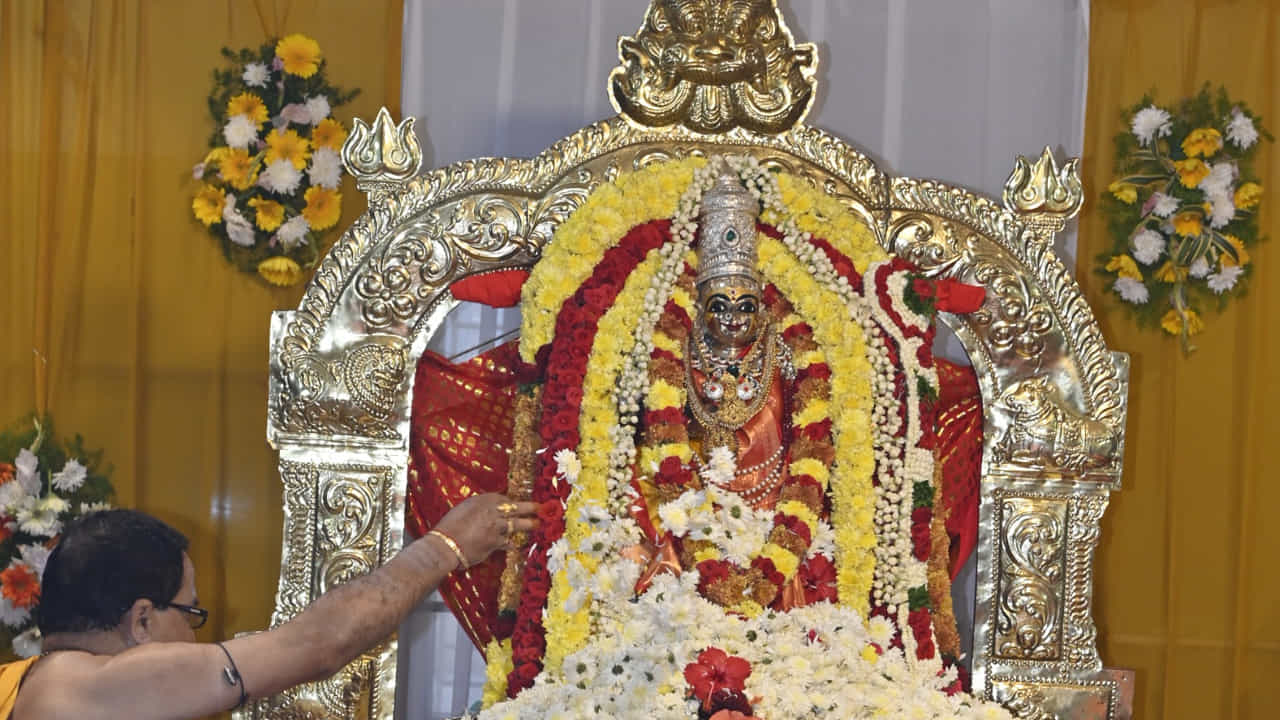 ఉత్సవాల్లో భాగంగా నాలుగో రోజు ప్రత్యేక పూజా కార్యక్రమాలు ఘనంగా నిర్వహించారు. ఈ సందర్భంగా ఆదివారం అమ్మవారిని మందార పుష్పాలు, ఎర్ర కలువలు, చామంతి పూలతో శోభాయమానంగా అలంకరించి దర్శనమిచ్చేలా తీర్చిదిద్దారు.