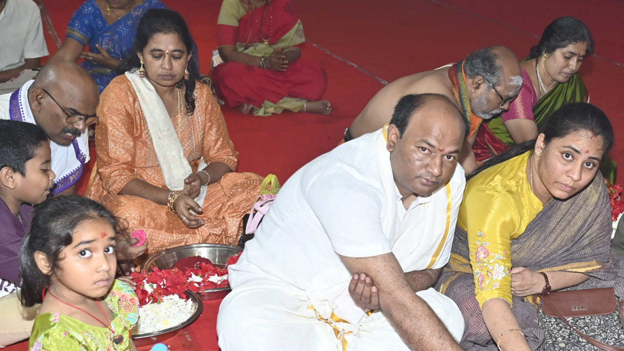 పుష్పాల సుగంధంతో ఆలయ ప్రాంగణం పరిమళించగా, భక్తులు అమ్మవారి అలంకారాన్ని దర్శించి ఆనందభరితులయ్యారు.ఆలయ కార్యనిర్వహణాధికారి వీ.కే. సీనా నాయక్ స్వయంగా అమ్మవారికి పుష్పాలను సమర్పించి ప్రత్యేక పూజలు నిర్వహించారు.